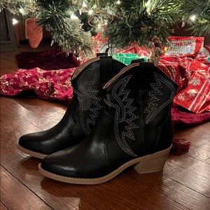 NWOT Soda Brand Western Boots Size 5.5!